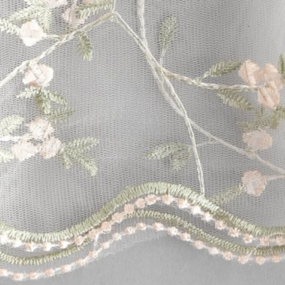 MAKE AN OFFER! Floral embroidered mesh - Picture 4 of 5